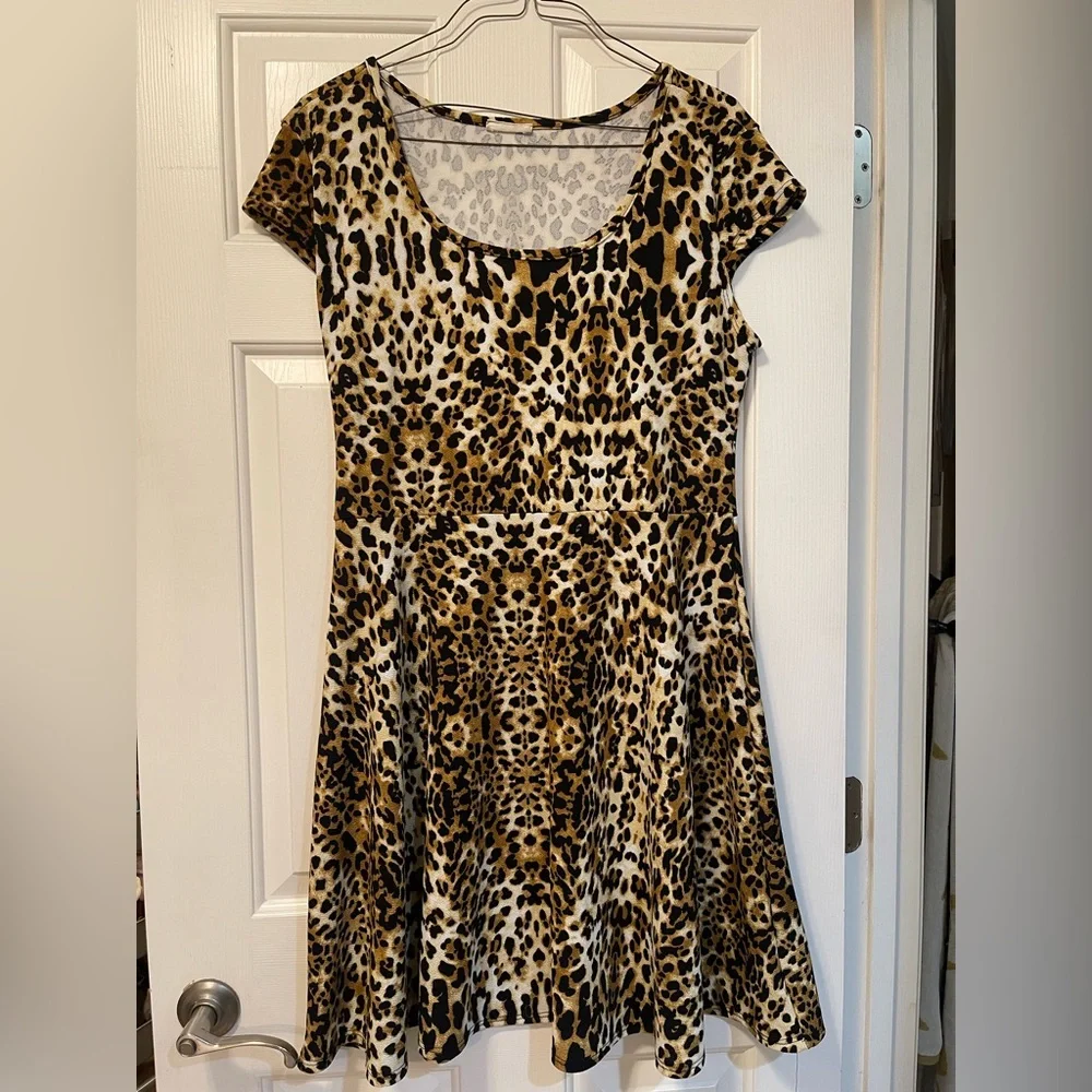 Leopard Print Skater Style Short Sleeve Dress - Picture 9 of 12